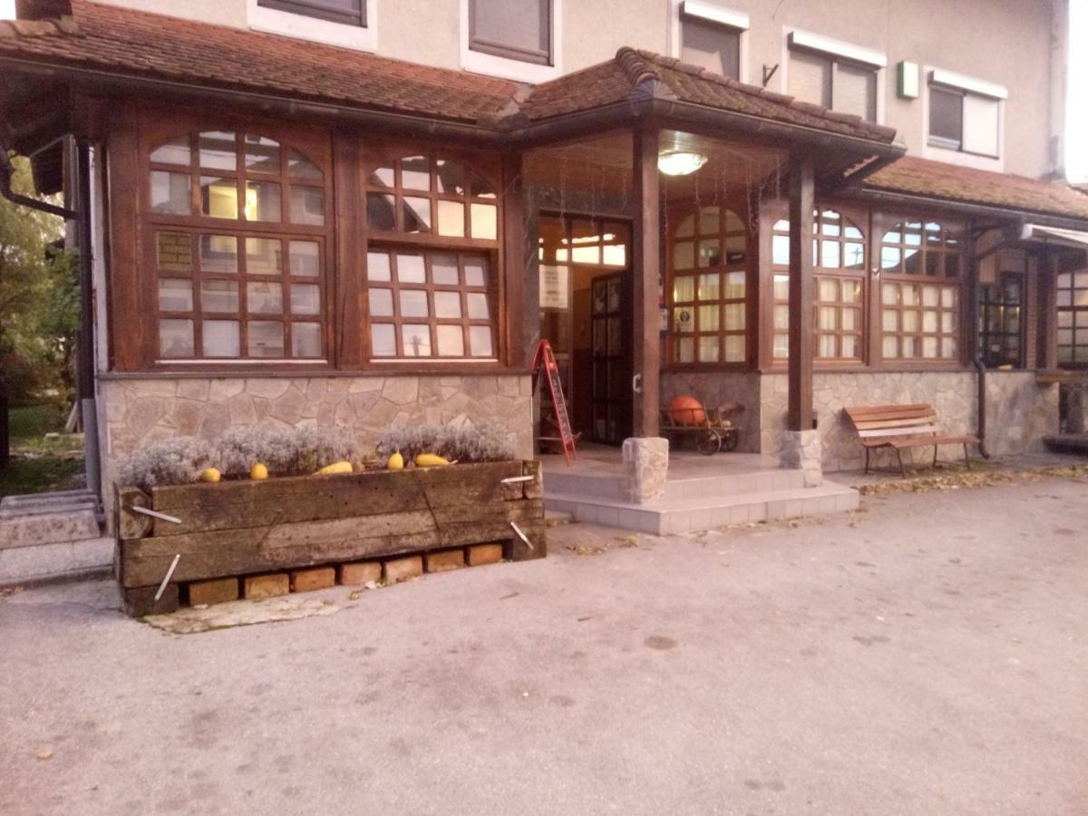 Gostilna Ulcar Hotel Ig Bagian luar foto