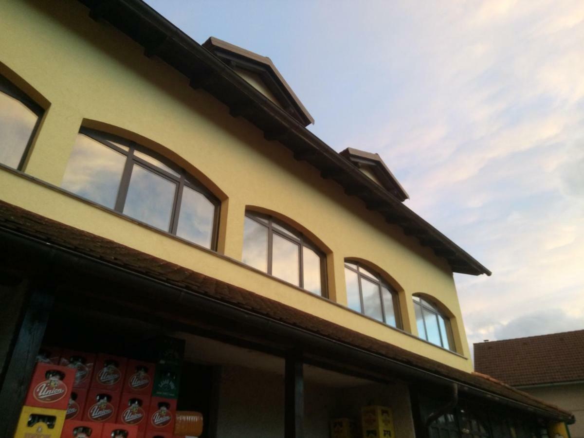 Gostilna Ulcar Hotel Ig Bagian luar foto